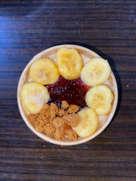 Ichigonana, strawberry jam centre, banana slices around, biscuit crumb